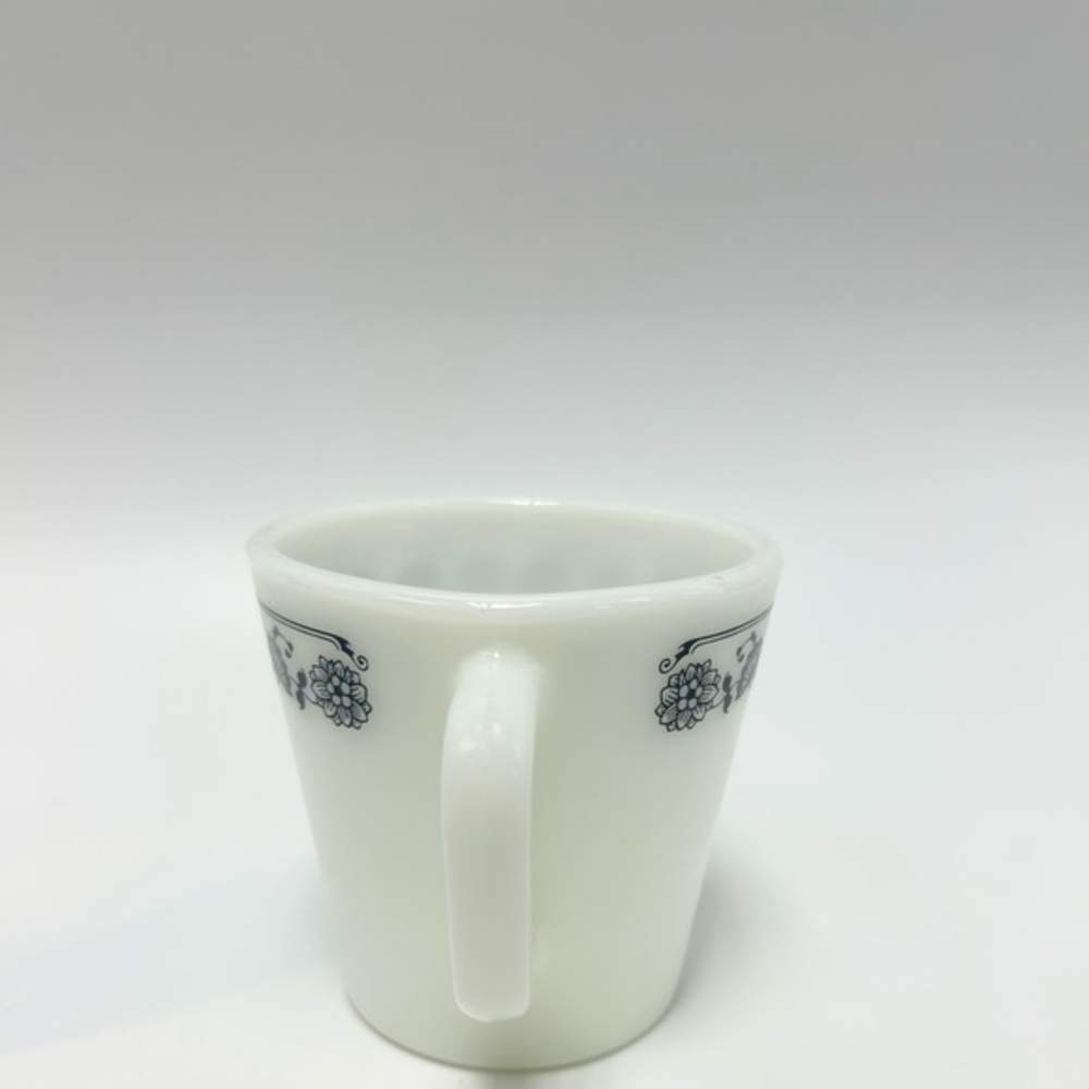 Pyrex cup. - Picture 4 of 13